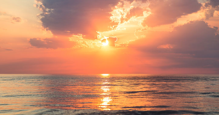 خُدا کون ہے؟ Photo of an inviting beach, ocean waves, warm sun, to illustrate the inviting and approachable nature of God